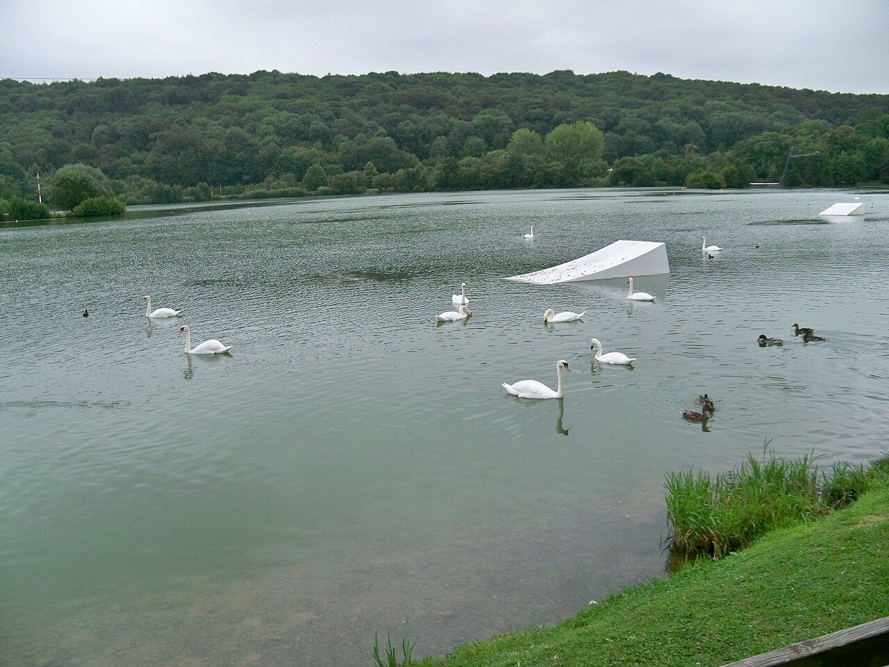 Le lac de Caniel et sa base de loisirs, près de Cany-Barville