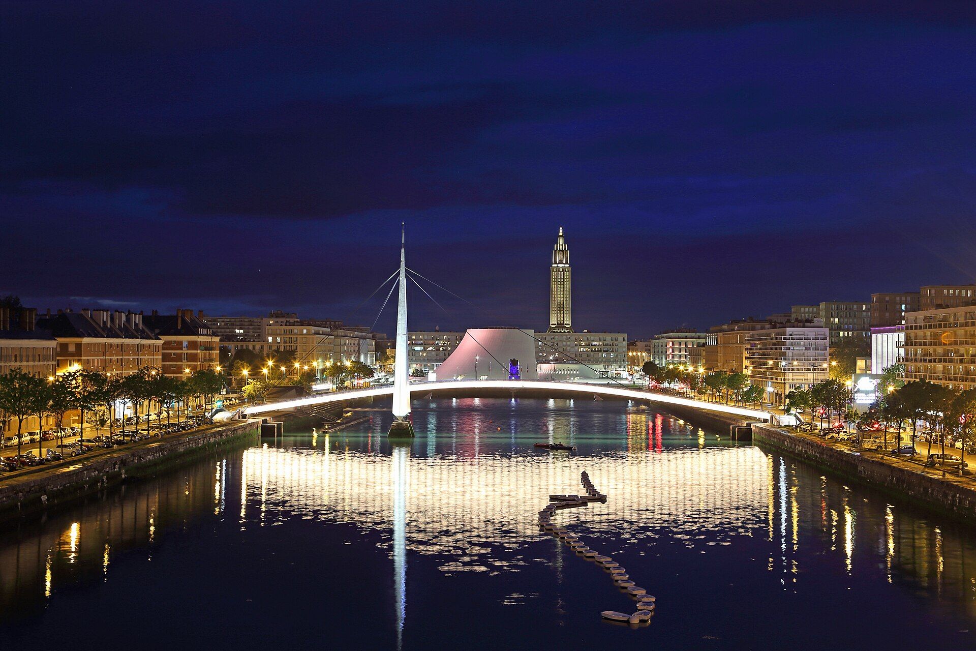 Le bassin du Commerce du Havre la nuit, la passerelle et la tour Perret illuminées