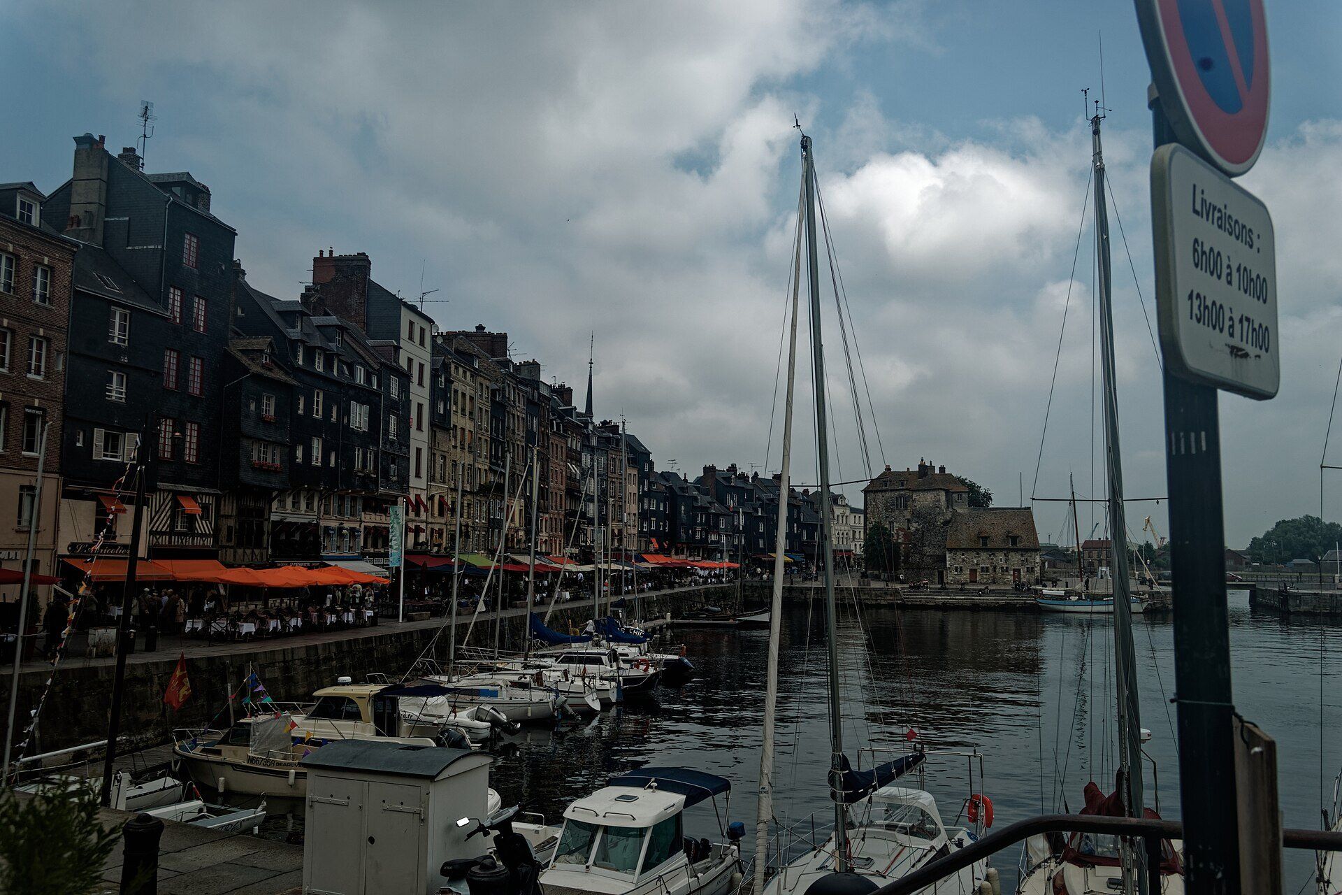 Le quai Sainte-Catherine de Honfleur, ses terrasses et la Lieutenance