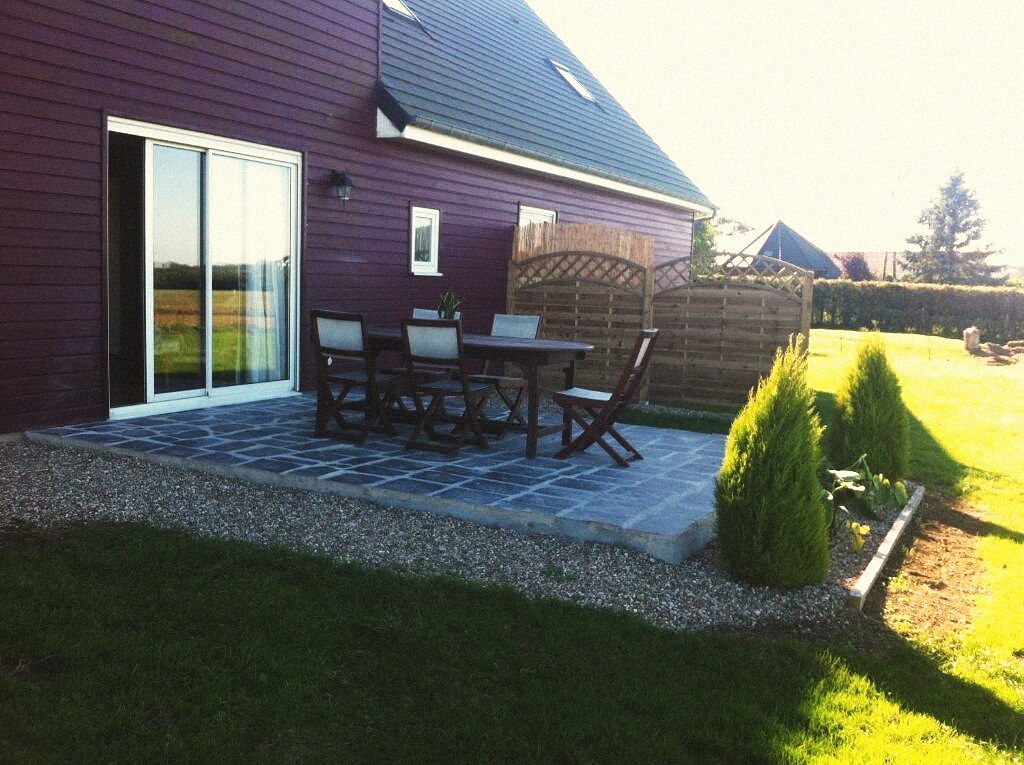 La terrasse en pierre et le jardin de L'Alcôve de Vittefleur