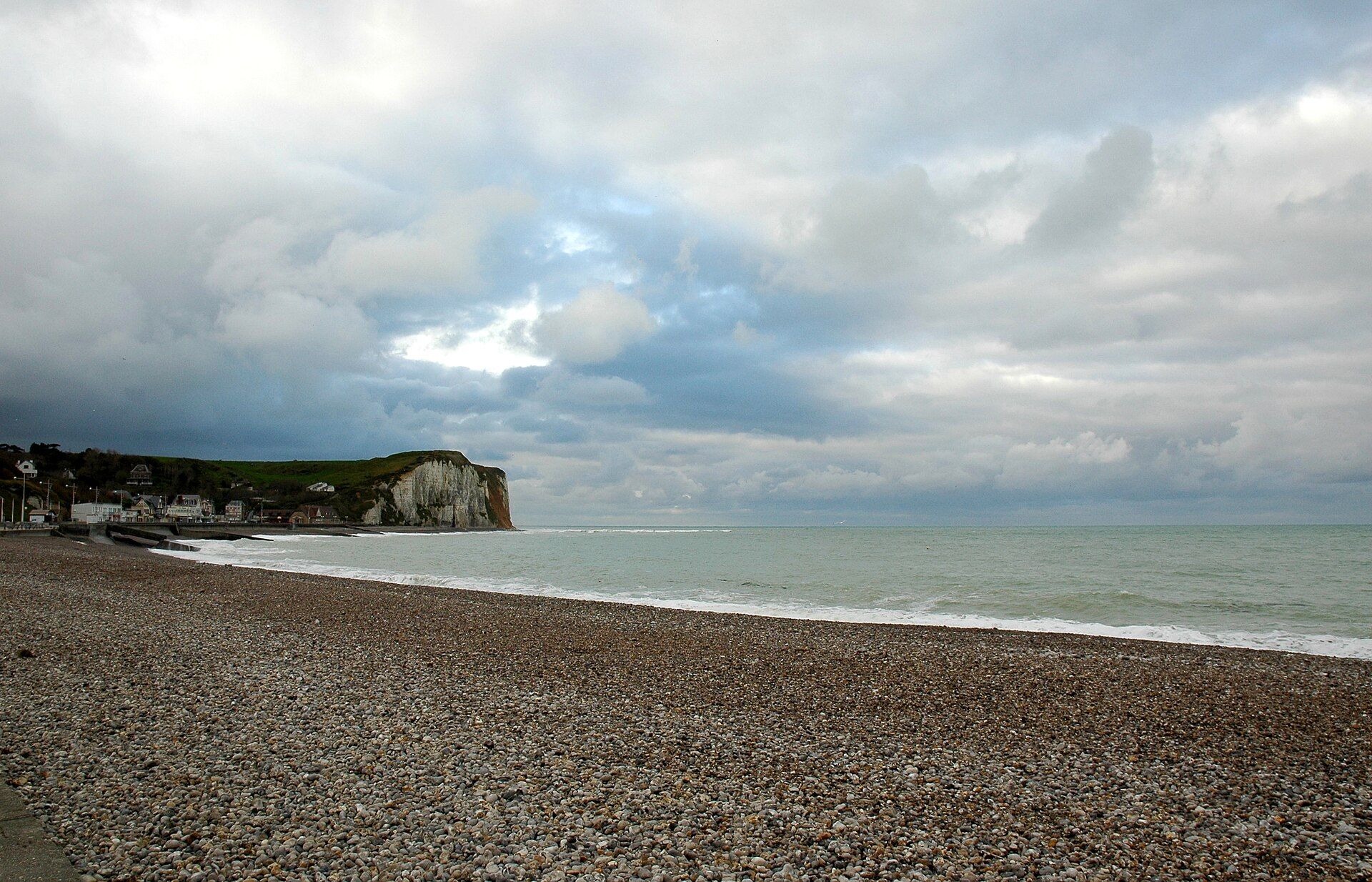 La plage de galets de Veulettes face au large