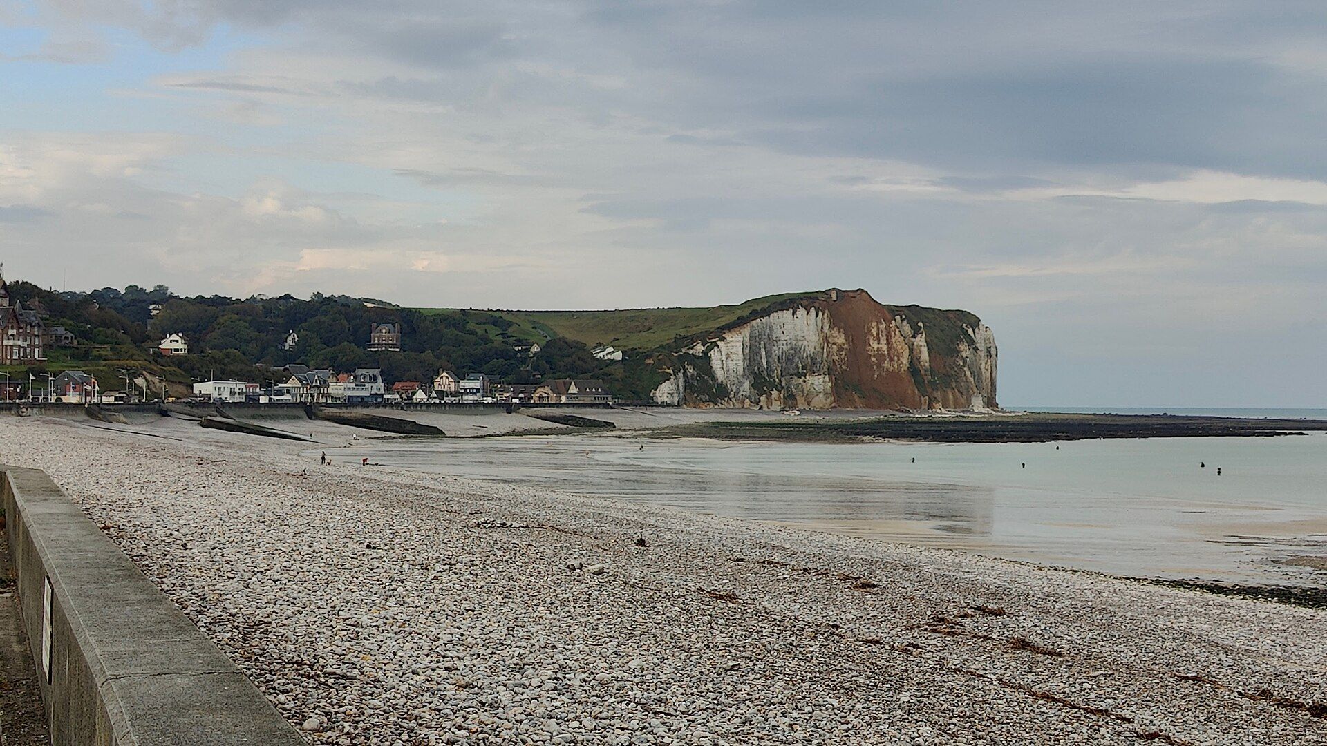 La plage de galets de Veulettes-sur-Mer, le village et la falaise de craie
