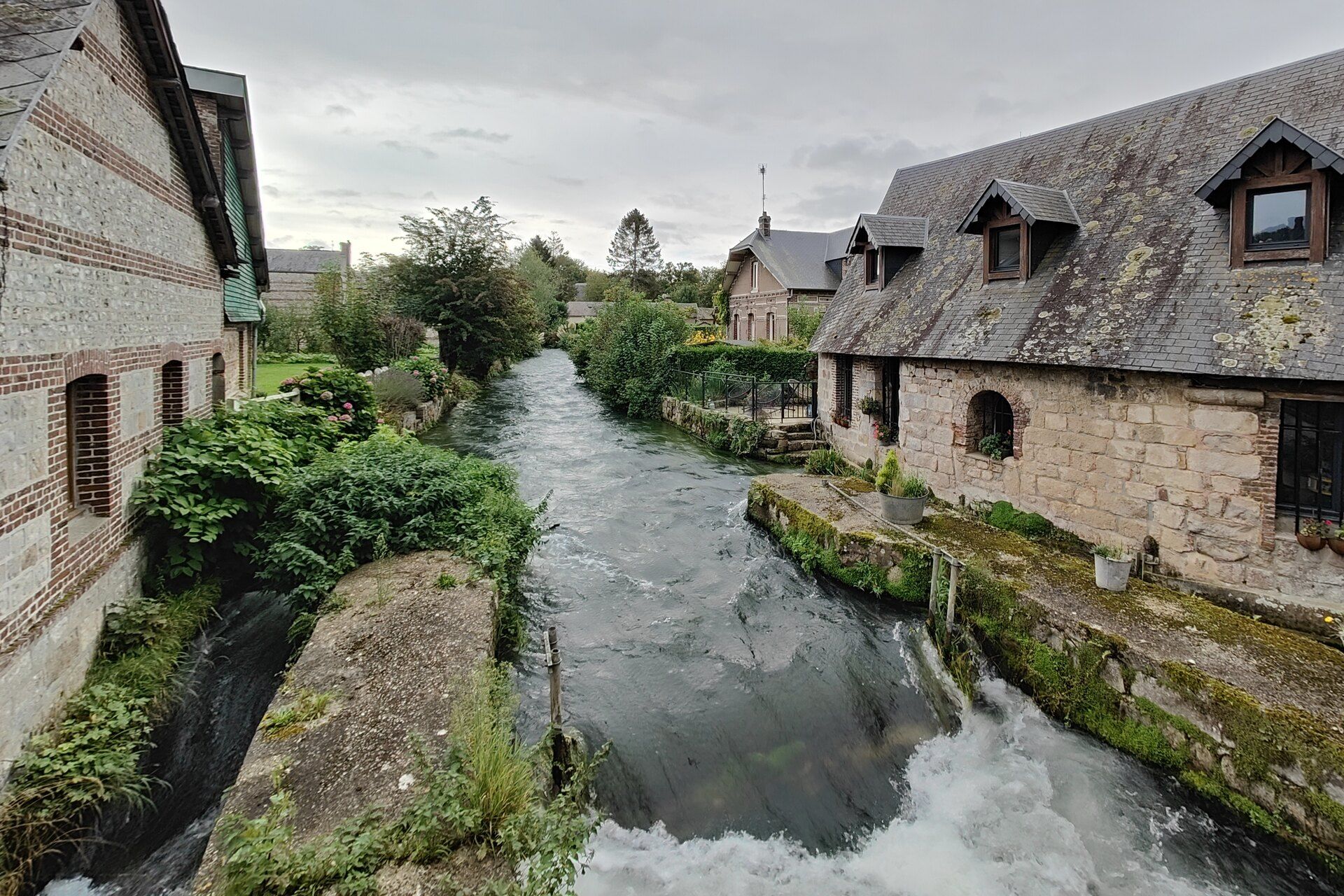 La Durdent traversant le bourg de Vittefleur, entre les maisons de brique et de silex