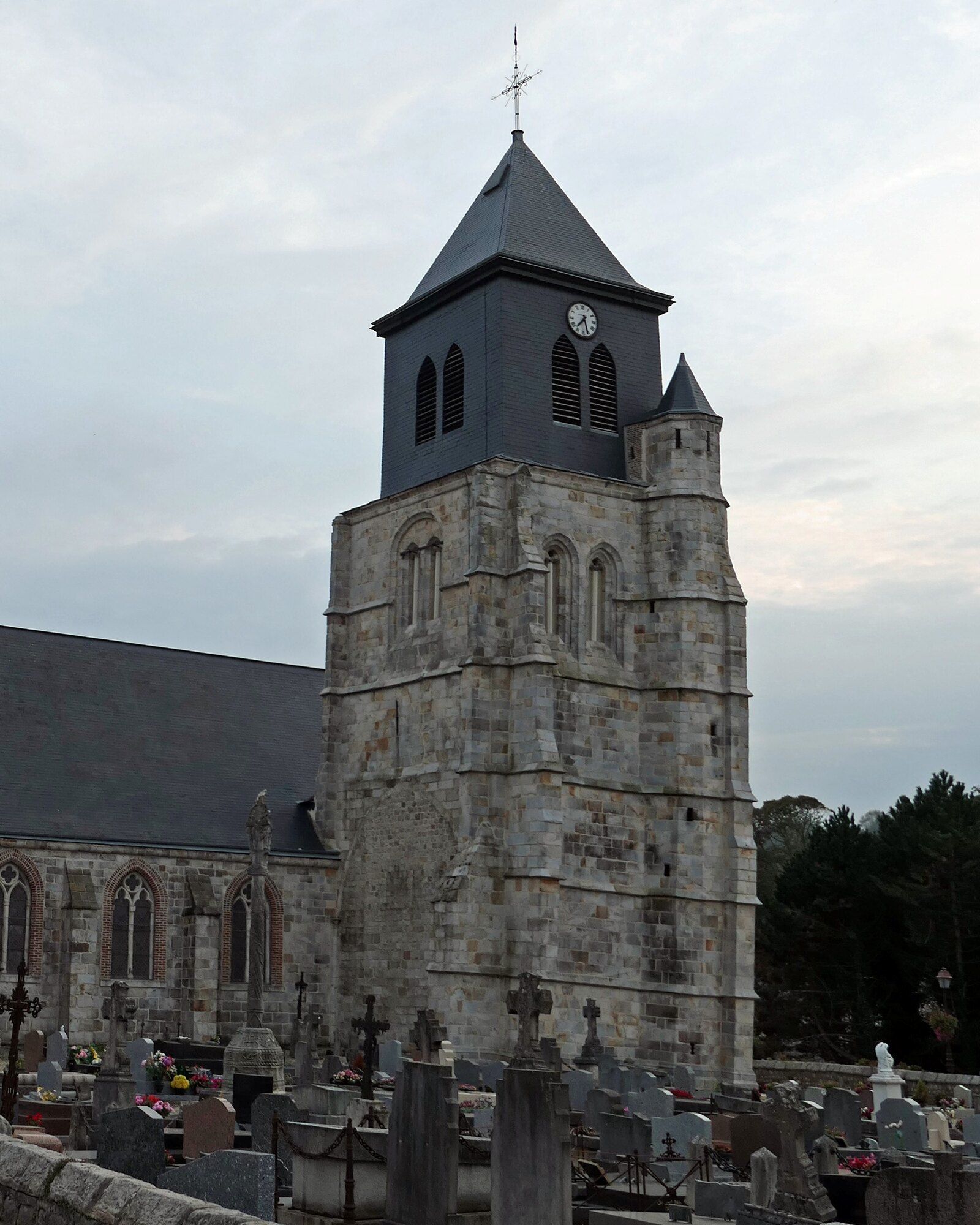 La tour-clocher de l'église Saint-Martin de Vittefleur et son cimetière