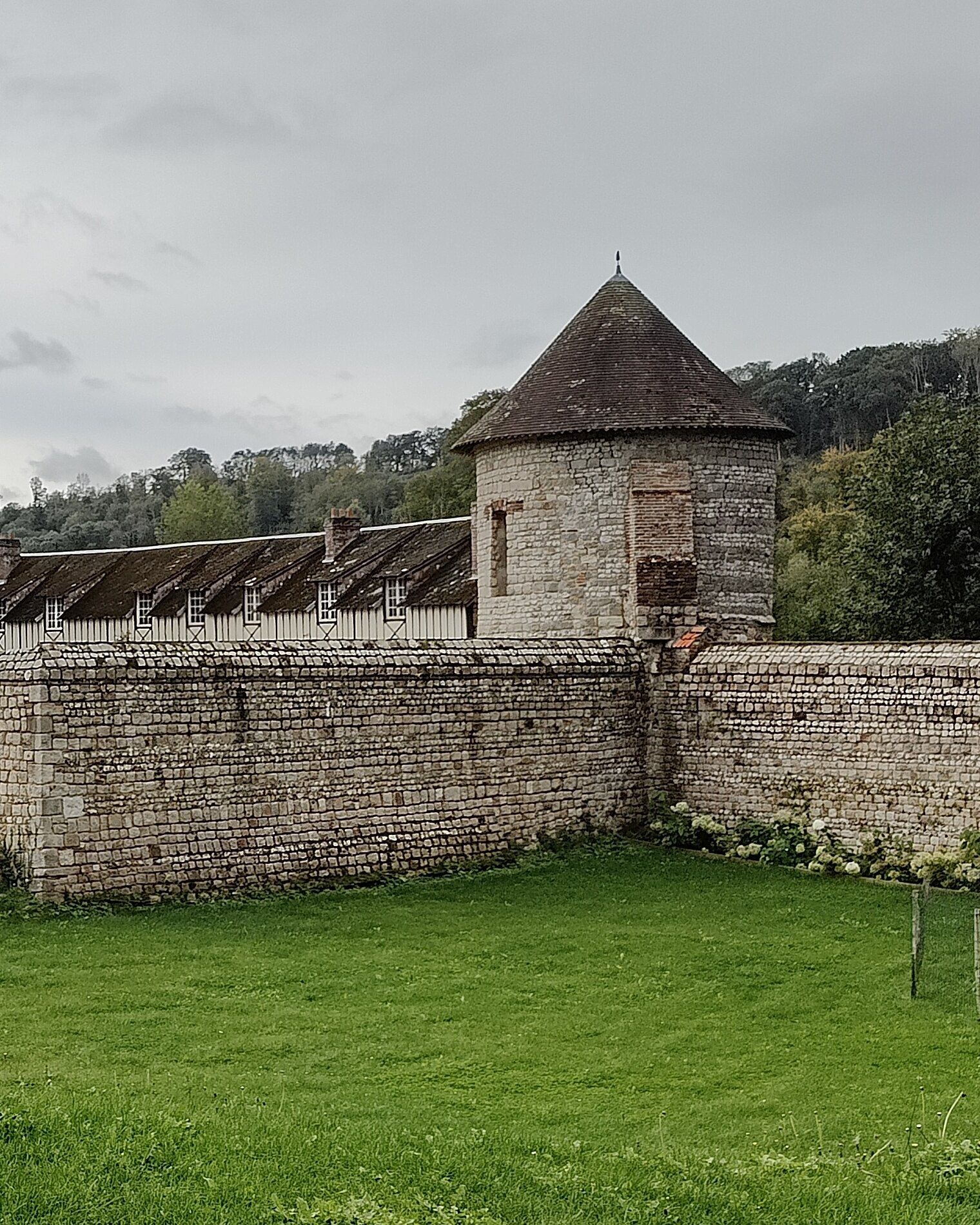 Le mur d'enceinte et la tour ronde du manoir de la Motte, à Vittefleur